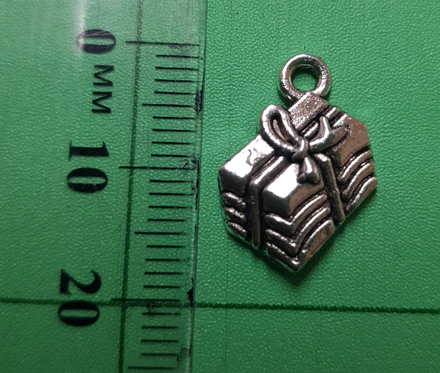 Giftbox Charm 18mm